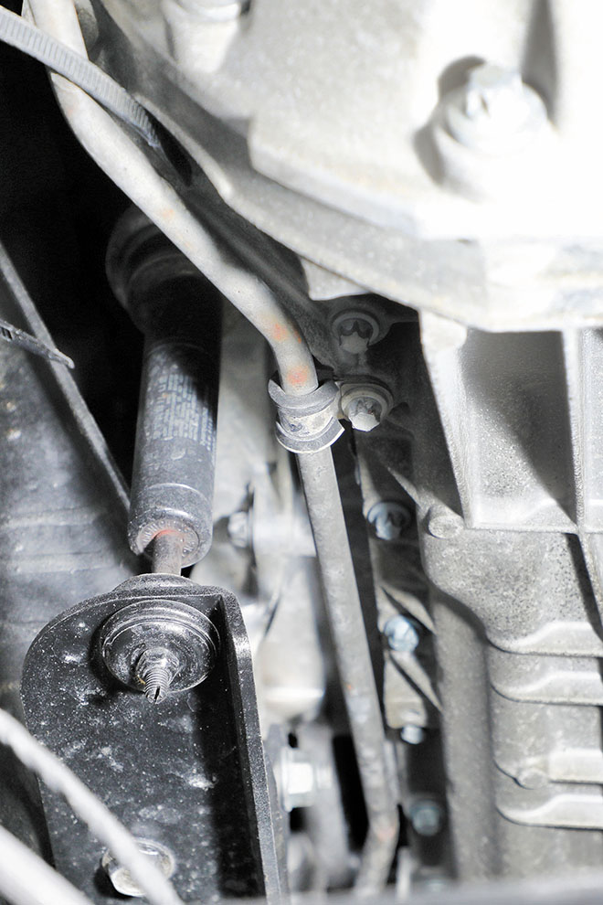 》》》油漏れの有無が必須のエンジンダンパー　基本設計が古いＧクラスは、高年式モ
デルでもエンジンダンパーが付く。効
その効果の有無にかかわらず、オイル
が漏れていたら交換が必要だ。