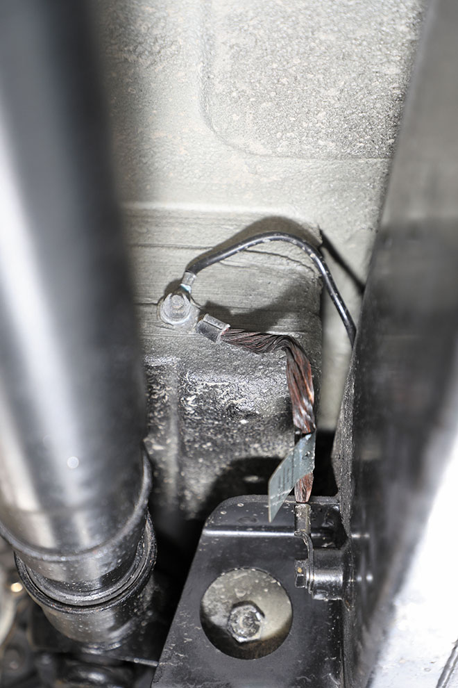 》》》少しの緩みがエンジン不調をきたすアースケーブル　リアシート下にバッテリーのマイナス
アースは、フロアからフレームへと連
結される。そのアースケーブルに緩み
が生じていると電気系の不調を起こす。
