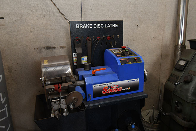 KSPエンジニアリングにはブレーキローター 研磨機も完備