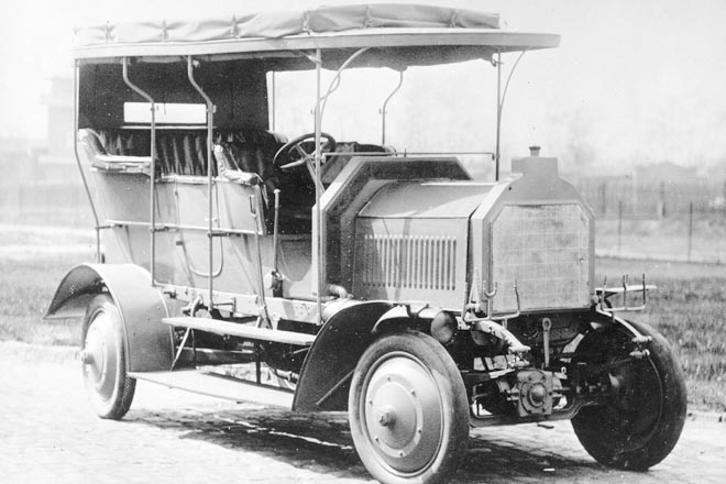 Dernburg-Wagen（デルンブルク・ヴァーゲン） 1907年にダイムラー・モトレーン・ゲゼルシャフト社によって 製作された初の4輪駆動乗用車